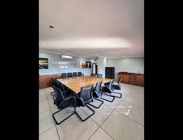 450M² BUSINESS FOR SALE IN DIE HEUWEL EXT 4